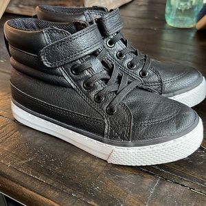 Kid boy high top black sneakers like new